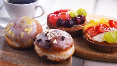 Şekerleme ürünleri ve bir fincan kahve ile kompozisyon.