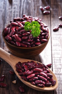 Tahta masada bir kase fasulyeyle kompozisyon..