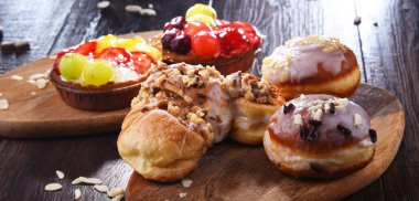 Şekerleme ürünleriyle kompozisyon.