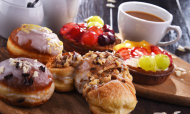 Şekerleme ürünleri ve bir fincan kahve ile kompozisyon.