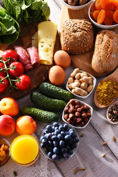 Komposisi Dengan Berbagai Macam Produk Makanan Organik Atas Meja Dapur — Stok Foto