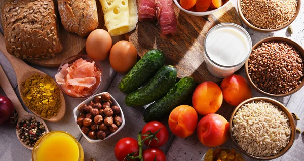 Composición Con Una Variedad Productos Alimenticios Orgánicos Mesa Cocina Madera — Foto de Stock