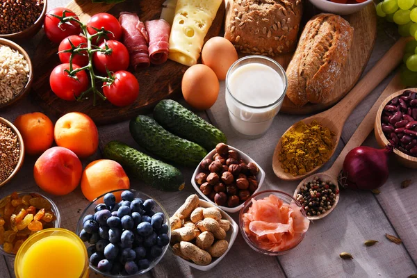 Composição Com Produtos Alimentares Orgânicos Variados Mesa Cozinha Madeira — Fotografia de Stock