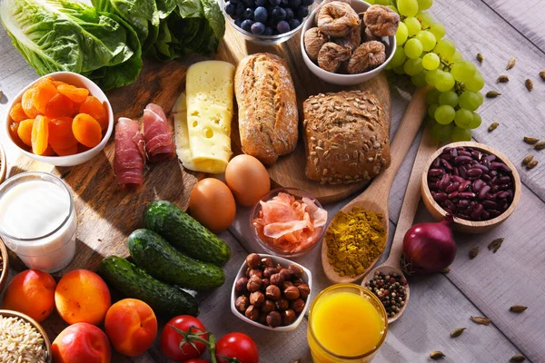 Composición Con Una Variedad Productos Alimenticios Orgánicos Mesa Cocina Madera — Foto de Stock