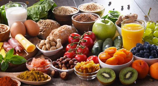 Samenstelling Met Diverse Biologische Voedingsmiddelen Houten Keukentafel — Stockfoto