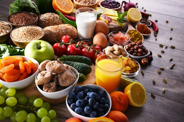 Composição Com Produtos Alimentares Orgânicos Variados Mesa Cozinha Madeira — Fotografia de Stock