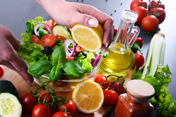 Taze Organik Malzemelerden Yapılmış Sebze Salatası — Stok fotoğraf