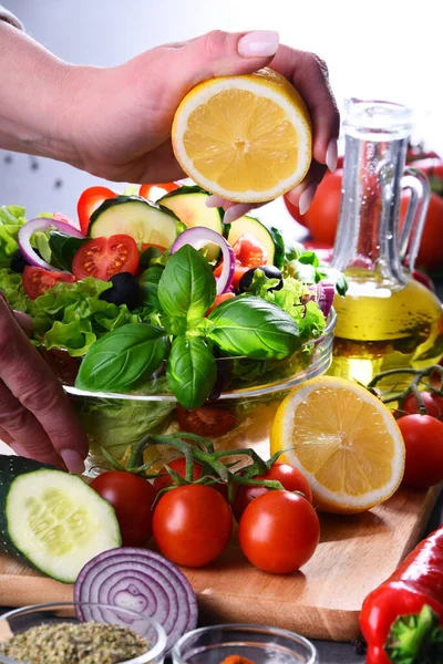 Taze Organik Malzemelerden Yapılmış Sebze Salatası — Stok fotoğraf