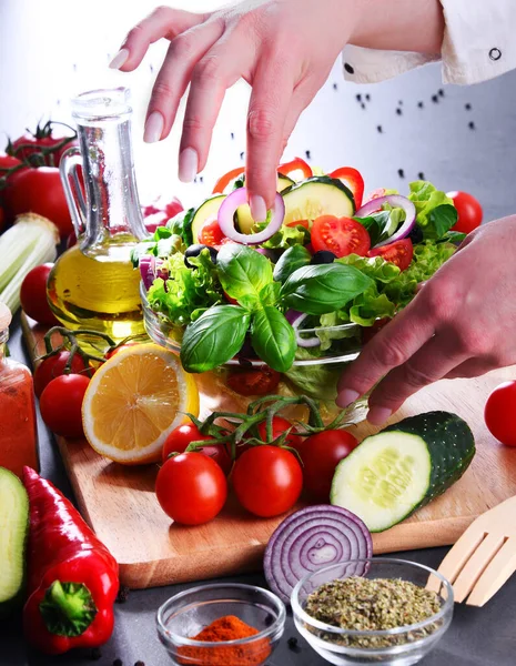 Preparação Uma Salada Vegetal Ingredientes Orgânicos Frescos — Fotografia de Stock