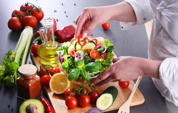 Preparação Uma Salada Vegetal Ingredientes Orgânicos Frescos — Fotografia de Stock