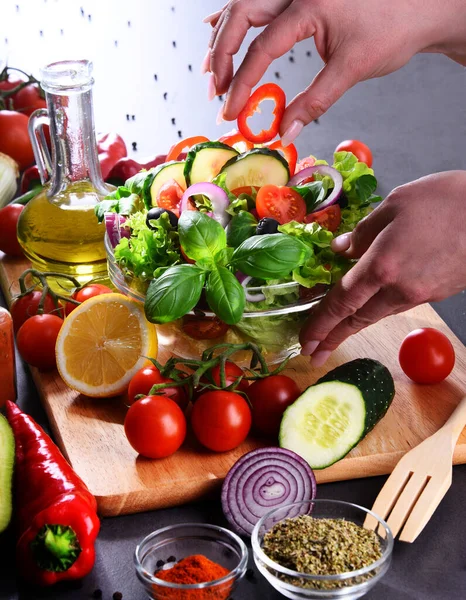 Preparação Uma Salada Vegetal Ingredientes Orgânicos Frescos — Fotografia de Stock