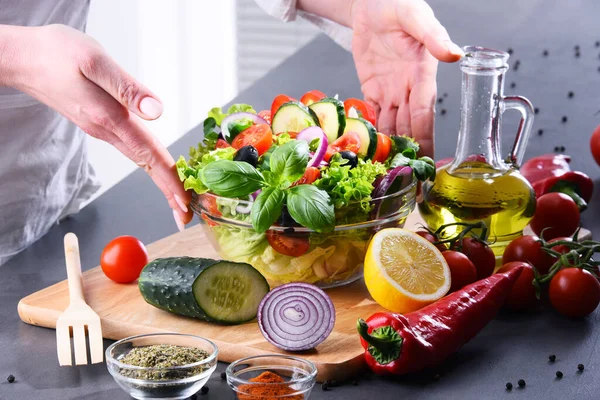 Pregătirea Unei Salate Legume Din Ingrediente Organice Proaspete — Fotografie, imagine de stoc