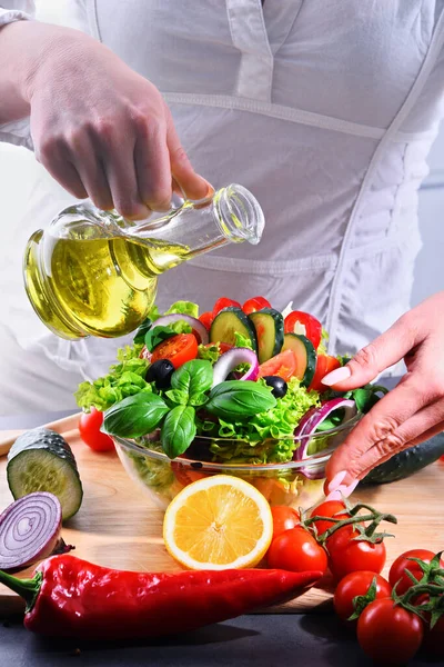 Pregătirea Unei Salate Legume Din Ingrediente Organice Proaspete — Fotografie, imagine de stoc