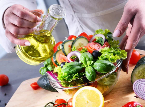 Pregătirea Unei Salate Legume Din Ingrediente Organice Proaspete — Fotografie, imagine de stoc