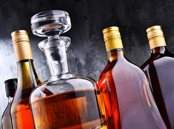 Composición Con Jarra Botellas Bebidas Alcohólicas Variadas — Foto de Stock