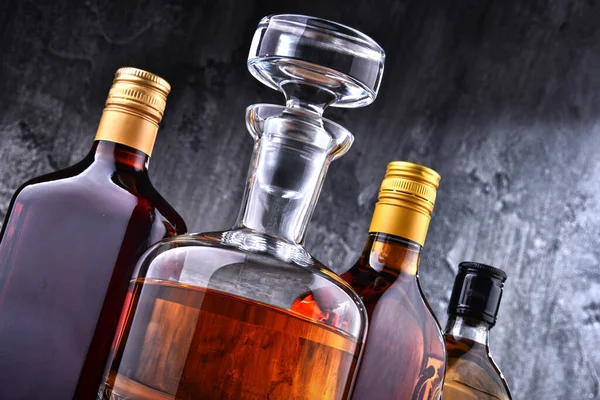 Состав Графином Бутылками Алкогольных Напитков — стоковое фото