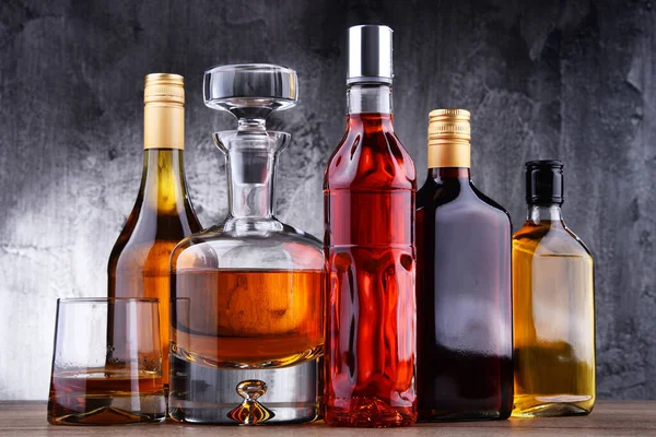 Skład Karafką Butelkami Różnych Napojów Alkoholowych — Zdjęcie stockowe