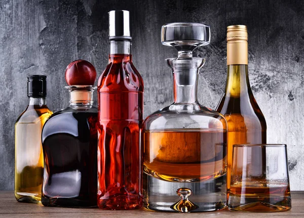 Samenstelling Met Karaf Flessen Van Diverse Alcoholhoudende Dranken — Stockfoto