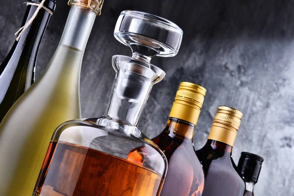 Összetétel Kanállal Válogatott Alkoholtartalmú Italok Palackjaival — Stock Fotó