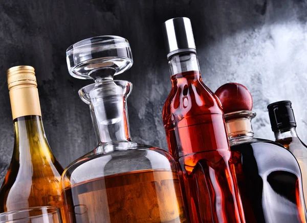 Összetétel Kanállal Válogatott Alkoholtartalmú Italok Palackjaival — Stock Fotó