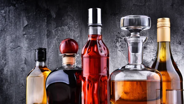 Sammansättning Med Karaff Och Flaskor Med Olika Alkoholhaltiga Drycker — Stockfoto