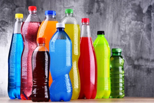 Plastic Flessen Van Diverse Koolzuurhoudende Frisdranken Verschillende Kleuren — Stockfoto