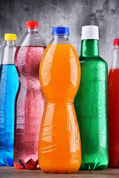 Plastic Flessen Van Diverse Koolzuurhoudende Frisdranken Verschillende Kleuren — Stockfoto