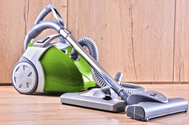 Dairedeki zemin panellerinde ev kullanımı için teneke süpürge..