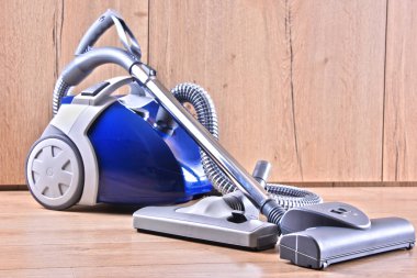 Dairedeki zemin panellerinde ev kullanımı için teneke süpürge..