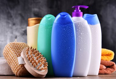 Plastik şişeler dolusu vücut bakımı ve güzellik ürünleri..