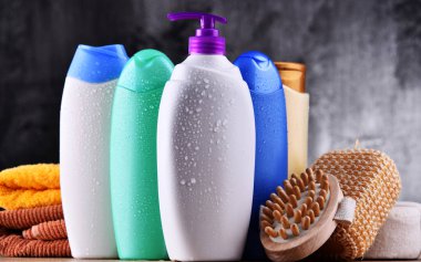 Plastik şişeler dolusu vücut bakımı ve güzellik ürünleri..