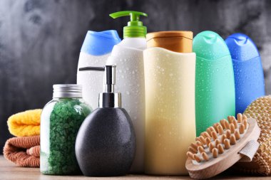Plastik şişeler dolusu vücut bakımı ve güzellik ürünleri..