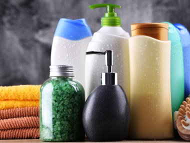 Plastik şişeler dolusu vücut bakımı ve güzellik ürünleri..