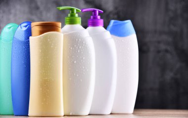 Plastik şişeler dolusu vücut bakımı ve güzellik ürünleri..