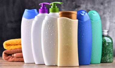 Plastik şişeler dolusu vücut bakımı ve güzellik ürünleri..