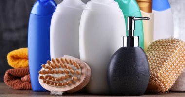 Plastik şişeler dolusu vücut bakımı ve güzellik ürünleri..