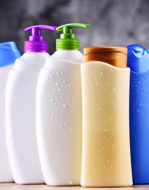 Plastik şişeler dolusu vücut bakımı ve güzellik ürünleri..