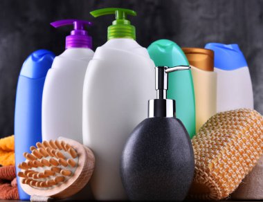 Plastik şişeler dolusu vücut bakımı ve güzellik ürünleri..