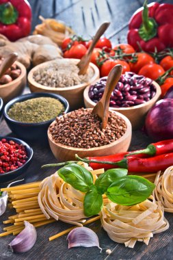 Masada çeşitli organik gıda ürünleri var..