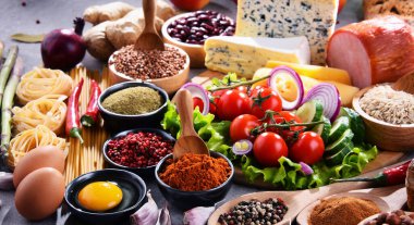 Masada çeşitli organik gıda ürünleri var..