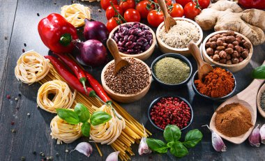 Masada çeşitli organik gıda ürünleri var..