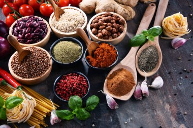 Masada çeşitli organik gıda ürünleri var..