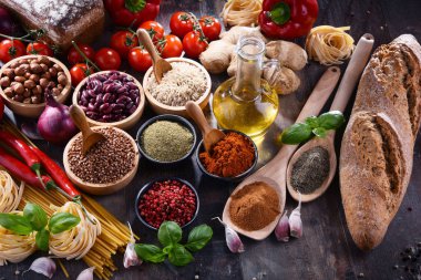 Masada çeşitli organik gıda ürünleri var..