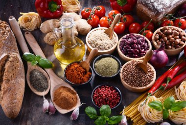 Masada çeşitli organik gıda ürünleri var..