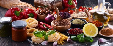 Masada çeşitli organik gıda ürünleri var..