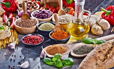 Masada çeşitli organik gıda ürünleri var..