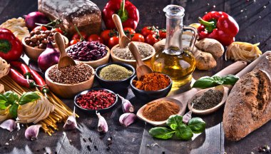 Masada çeşitli organik gıda ürünleri var..