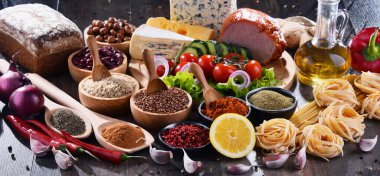 Masada çeşitli organik gıda ürünleri var..