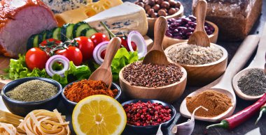 Masada çeşitli organik gıda ürünleri var..