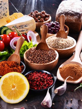 Masada çeşitli organik gıda ürünleri var..